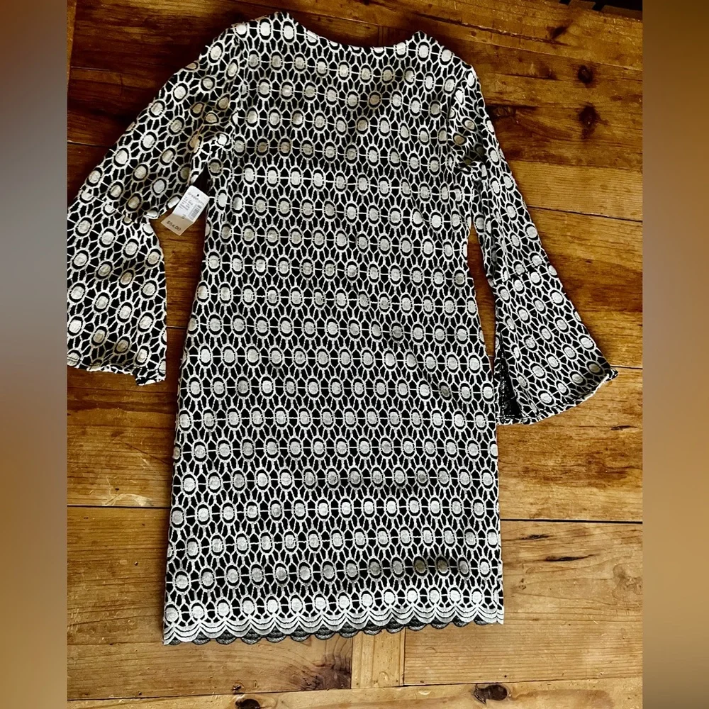 Dress barn B&W dress. Sz small! Scalloped bottom & cute bell sleeve with slit. - Picture 4 of 7